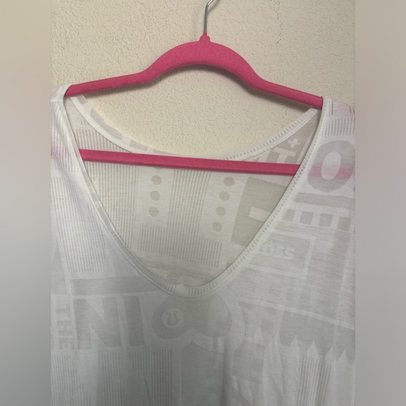 HTF Lululemon Flip Your Dog Top in White Exploded Manifesto Pop Block L/XL - Picture 7 of 9